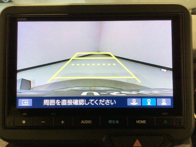【バックカメラ】運転が苦手な方も車庫入れラクラクです！ギアをリバースに入れれば自動的に切り換わりますので、面倒な操作は不要です♪狭い駐車場もお車を傷つけず安心ですね！