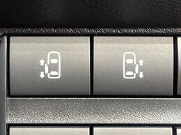 【ハンズフリー機能付き両側パワースライドドア】スライドドアの下に足先を入れてすぐ引くと、自動的にスライドドアが開閉します！荷物で両手がふさがった状態でも、ドアの開閉ができてとっても便利！