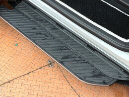 メーカーオプションの【ユニバーサルステップ】を装備。スライドドアと連動したステップにより、小さなお子様の乗り降りがし易くなります♪