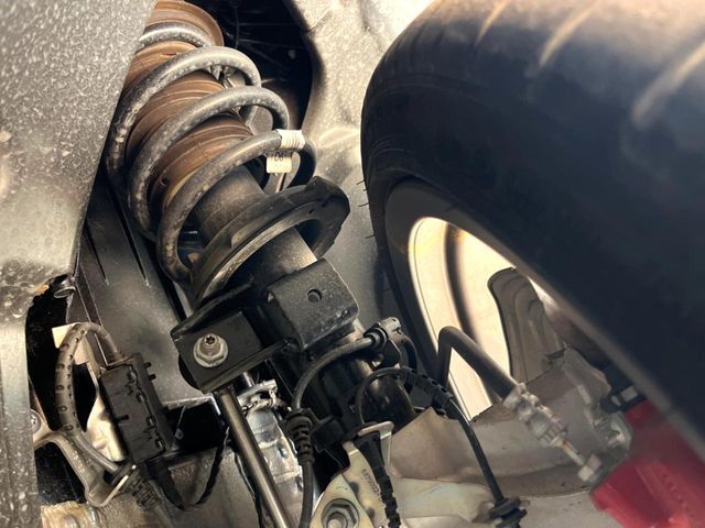 お車を安心してお乗りいただく為には、足回りの定期点検が欠かせません。サービスサポート（有償保証）では無料点検もご提供しており、安心のカーライフをお過ごしいただけるサポート体制が整っています。