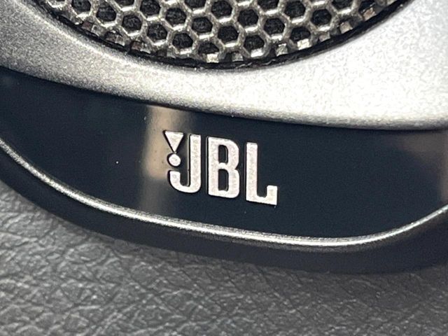 【JBLサウンドシステム】メーカーの高品位サウンドシステムを搭載。専用のチューニングが施された大小様々なスピーカーから良質なサウンドが奏でられ、臨場感あふれる音響空間を演出します。