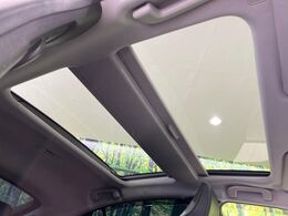 【調光パノラマルーフ】車内の解放感が一気に上がる大型パノラマルーフに調光機能がプラス！日差しが強い時、シェードを閉めなくてもガラスの透明度を調整することで心地よい明るさに♪