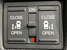 【両側パワースライドドア】スマートキーや運転席のスイッチで後席両側スライドドアの開閉が可能♪電動だから力を入れてドアを開ける必要が無く、小さなお子様でも簡単に開け閉めでき快適です♪