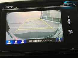 後退時に車両の後ろ側をモニター画面に表示します。車庫入れが苦手な人もこれで安心♪