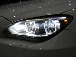 広範囲を照射し、視認性が良くドライバーの運転をサポートするアダプティブLEDヘッドライトを採用！ナイトドライブを鮮やかに演出致します！！
