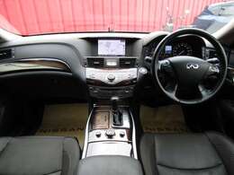 黒ベースの落ち着いたコクピット。上質感あります