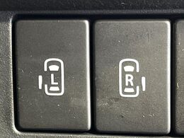 【両側パワースライドドア】スマートキーや運転席のスイッチで後席両側スライドドアの開閉が可能♪電動だから力を入れてドアを開ける必要が無く、小さなお子様でも簡単に開け閉めでき快適です♪