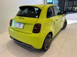 ボディカラーはアシッドグリーン