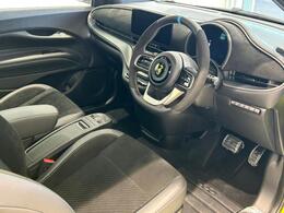 ブラックでスポーティーな車内空間