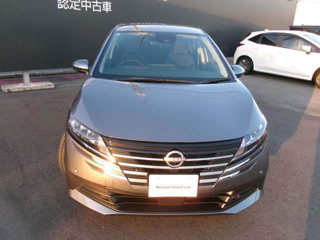 正面からの見た目も、スッキリ飽きの来ないデザインです。