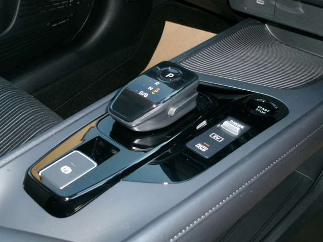 マウスのようなシフトノブで、ストレスなくシフトチェンジができます。