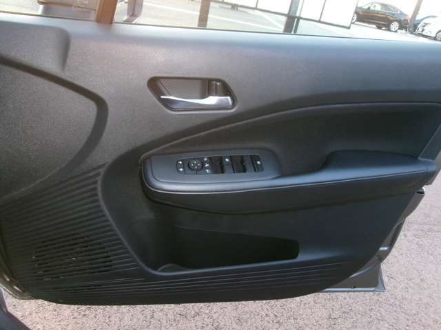 もちろん全席パワーウインドウ付きです。助手席、後部座席のまども操作できます。電格ドアミラーもついているので狭い駐車場やすれ違い時等に遠隔操作で格納出来ます。