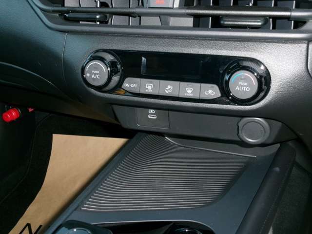オートエアコンですので温度を設定すると自動で風量と温度を調整してくれるので一年中快適にすごせます。