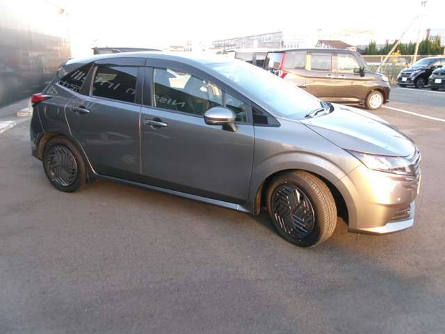 ダークメタルグレー色！落ち着いた汚れが目立たない人気のカラーです。飽きの来ないデザインで、幅広い層に人気です。