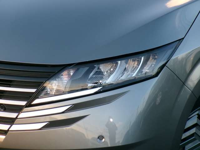 ヘッドライトはLEDなのでとても明るく、広い範囲に照らしてくれます。夜間の運転の安全も高めてくれます。