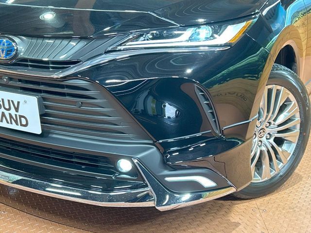 【LEDヘッドライト】悪天候や夜間走行時も良好な視界を確保し安心して運転できる高輝度LEDヘッドライトを装備！点灯速度が早く、消費電力も抑えられています。