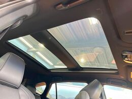 【調光パノラマルーフ】車内の解放感が一気に上がる大型パノラマルーフに調光機能がプラス！日差しが強い時、シェードを閉めなくてもガラスの透明度を調整することで心地よい明るさに♪