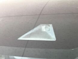 【プリクラッシュセーフティ】前方の車両等を検知し、衝突しそうな時は警報で注意を促し、ブレーキを踏む力をサポート。ブレーキを踏めなかった場合は衝突被害軽減ブレーキが作動、衝突回避をサポートします。