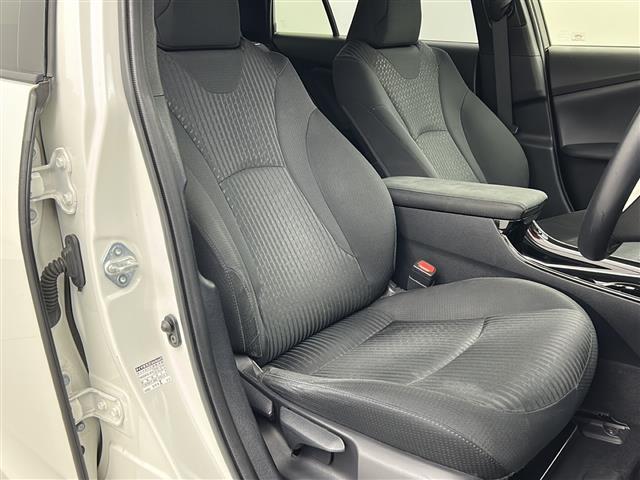 【運転席】座り心地が良いシートなので長時間の運転でも快適にお過ごしいただけます。新品のフロアマットのご注文も可能です。掲載箇所以外にご希望の写真がございましたらお気軽にお問い合わせ下さい。