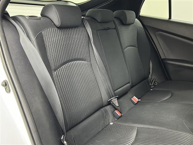 【後部座席】後席もゆったりドライブを楽しめます。ガリバーでご購入いただきましたら、内外装はプロこだわりのクリーニングで清潔なおクルマでご納車させていただきます！店舗での現車確認も承っています！