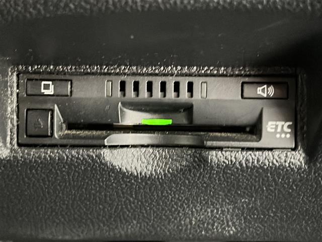 【ETC】有料道路を利用する際に料金所で停止することなく通過できる、ETC車載器（ノンストップ自動料金収受システム機器）が装備されています。セットアップを行うことで利用可能になります。