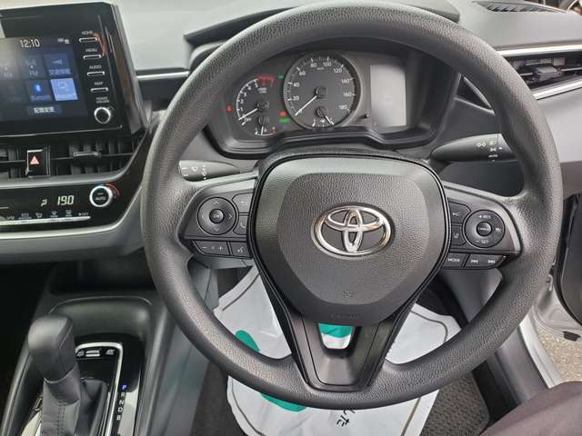 展示前や納車前に、全車両の内外装を、一台一台真心込めて手作業で清掃！展示中も全車毎日、営業スタッフも一緒に、外装の拭き上げ清掃を行っています！！　だからこそ自信を持ってお勧めできる一台となります。