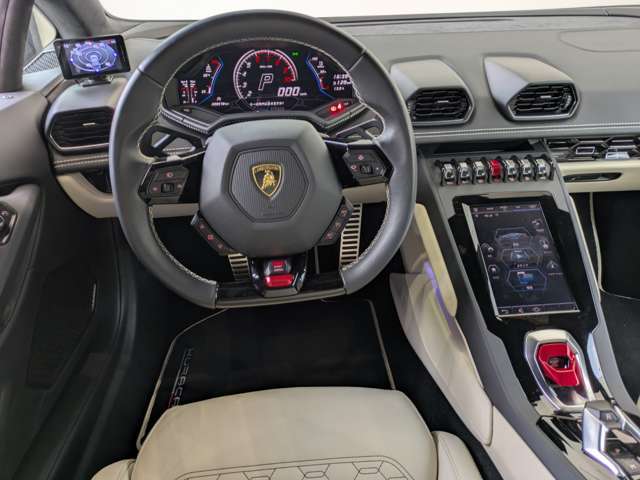 Lamborghini Dynamic Steering (LDS)　Cruise control system　Optional stitching on steering wheel