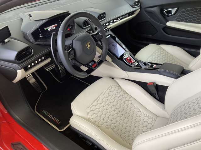 Fully electric and heated seats