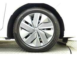 スポーティな印象を与える純正ホイールです。どこまでも走っていきたくなるようなデザインですね♪