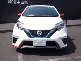 LEDヘッドライトは、本当に明るくて安全です。暗い夜道からお客様を守ってくれます。運転しやすいですし、黄色いハロゲンライトと見比べてください。