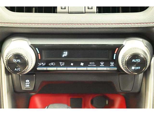 左右独立温度コントロールフルオートエアコンです。運転席、助手席それぞれで独立して温度設定ができます。冷え性の方が乗っても安心ですね♪