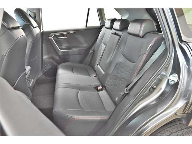 中古車をキレイで気持ちよくお乗りいただけるよう、エンジンルームからシートを外した洗浄まで、目に見えない部分も徹底的に洗浄しています！