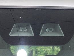 【スマートアシスト】走行中に前方の車両等を認識し、衝突しそうな時は警報とブレーキで衝突回避と被害軽減をアシスト。より安全にドライブをお楽しみいただけます。