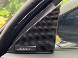 【BOSEサウンドシステム】メーカーオプションの高品位サウンドシステムを搭載。専用のチューニングが施された大小様々なスピーカーから良質なサウンドが奏でられ、臨場感あふれる音響空間を演出します。