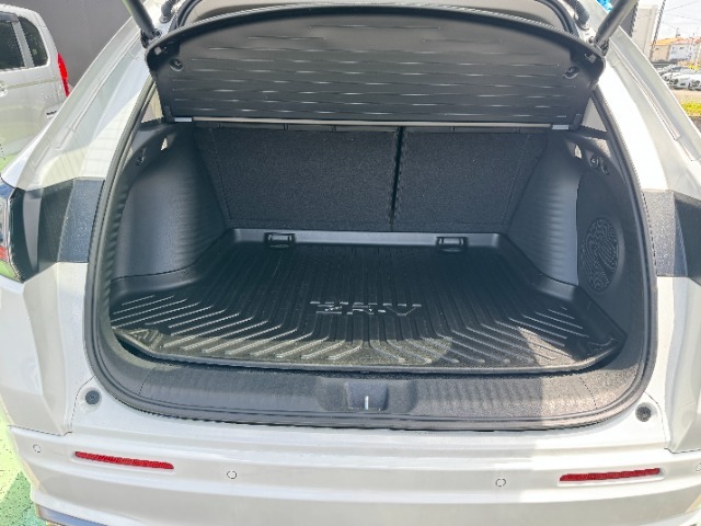 広い開口部のトランクなら、ついつい買い物しすぎちゃっても楽々荷物が積めちゃいます♪