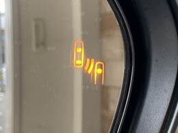 【ブラインドスポットモニター（BSM）】車線変更時に車両後方から来る車両を検知し安全をサポートする装置です。