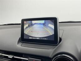【バックモニター】後ろのカメラの映像がモニターに映し出されるので、後方の見えない死角や、障害物との距離感などもしっかり安全確認することができます！