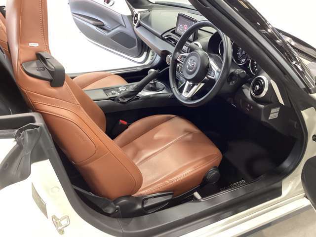 マツダは運転手中心の車つくりを行っております。上部に視認ゾーン、手が届く位置に操作ゾーンを配置し、運転に集中できるコックピットを演出しております☆