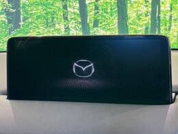 【10.25インチマツダコネクト】車内の雰囲気にマッチした大型ディスプレイ。スマホ接続でのナビ使用やBluetooth再生等、様々な機能が楽しめます。直感的なダイヤル操作が可能で、使い勝手も良好です。