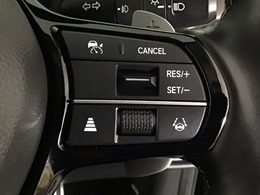 【アダプティブ・クルーズ・コントロール】予め設定した車速内でクルマが自動的に加減速。 前走車との適切な車間距離を維持しながら追従走行し、高速道路でのドライバーの疲労を軽減してくれる嬉しい機能付♪