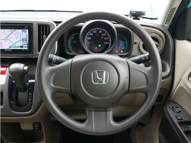 ハンドルもキレイ♪視界も広く、どなたにも運転しやすいお車です。