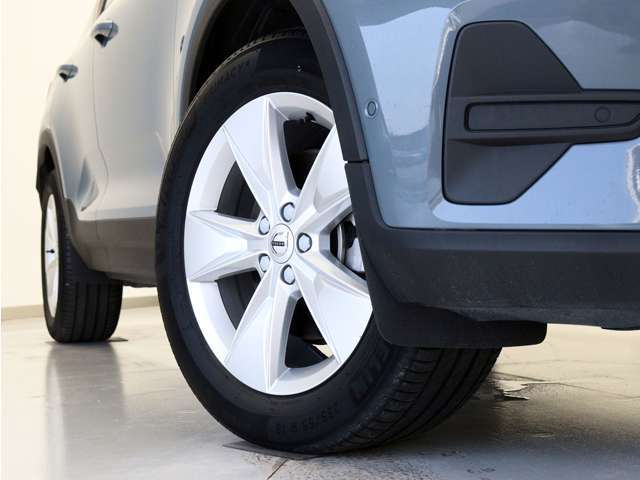 5スポーク7.5J×18インチシルバーアルミホイール。衝突回避・被害軽減ブレーキシステムをはじめとする先進安全・運転支援機能を標準装備。