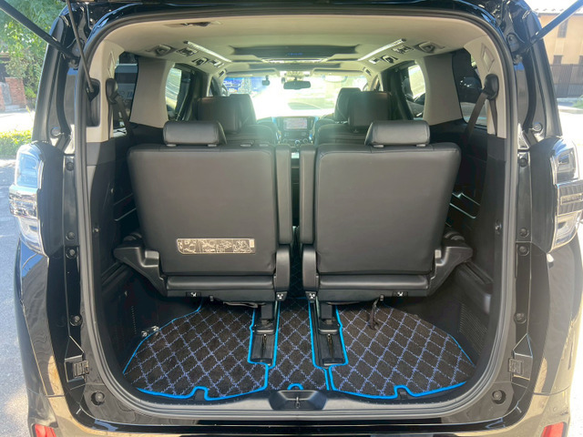 【ラゲッジルーム】 広々としたラゲッジルームはレジャーにも大活躍です