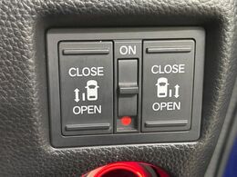 【両側パワースライドドア】スマートキーや運転席のスイッチで後席両側スライドドアの開閉が可能♪電動だから力を入れてドアを開ける必要が無く、小さなお子様でも簡単に開け閉めでき快適です♪