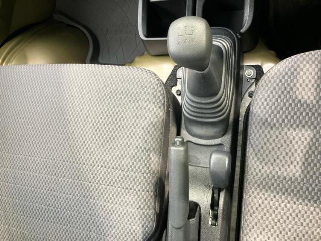 WECARSの展示場では実際に見て、触ってお車をお選びいただけます！知識の豊富な営業スタッフが様々なカーライフをご提案いたします！