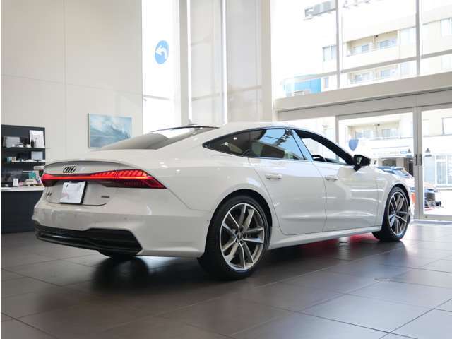 Audiの美学を追究したそのシルエットは、ダイナミクスとエレガントを融合。しかも、ボディの随所に施されたエア口ダイナミクス設計により走行性能、燃費、静粛性をも向上させています。
