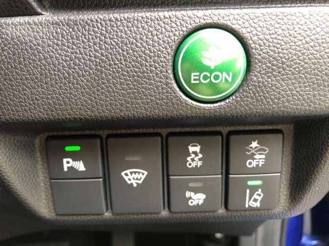 ECON、横滑り防止装置、車線逸脱警報装置、車両接近通報装置、フロントガラス熱線も搭載しております。