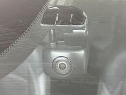 【ドライブレコーダー】安心・安全なカーライフに必須のドライブレコーダーを装備！走行中はもちろん、あおり運転や事故に遭遇した際の状況も映像で記録し、万一のリスクに備えます。