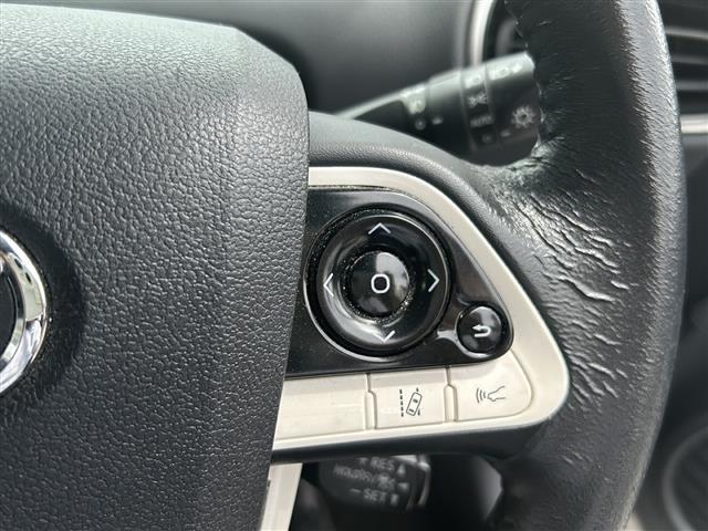 【　レーンアシスト　】走行中に居眠り・わき見等で不意に車線を横切った場合、警報やハンドルへの振動などで危険を教えてくれます♪