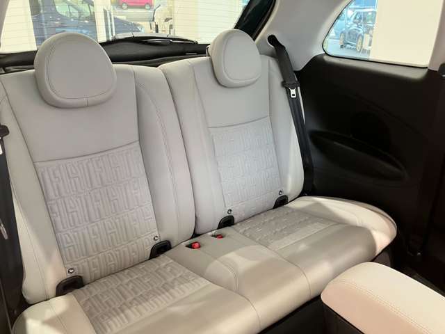 車内もキレイで嫌な臭いもありません☆車内の臭い、汚れが気になる方は内装のスチームクリーナーも施工可能です♪